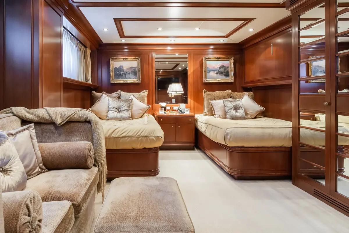 Apogee, extérieur — Luxury Yachts St. Tropez, Saint-Tropez. 62 mètres pour une escale prolongée vers Porquerolles