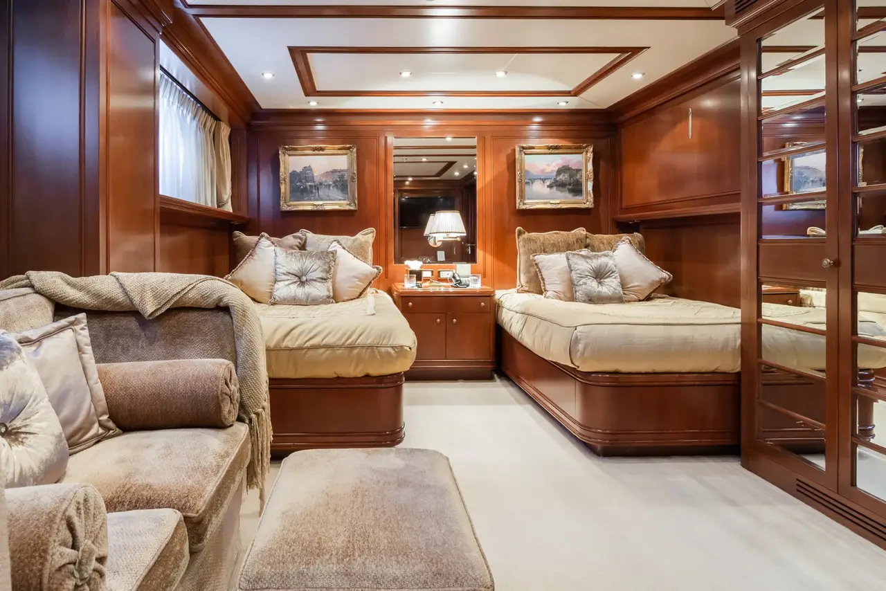 Apogee, extérieur — Luxury Yachts St. Tropez, Saint-Tropez. 62 mètres pour une escale prolongée vers Porquerolles