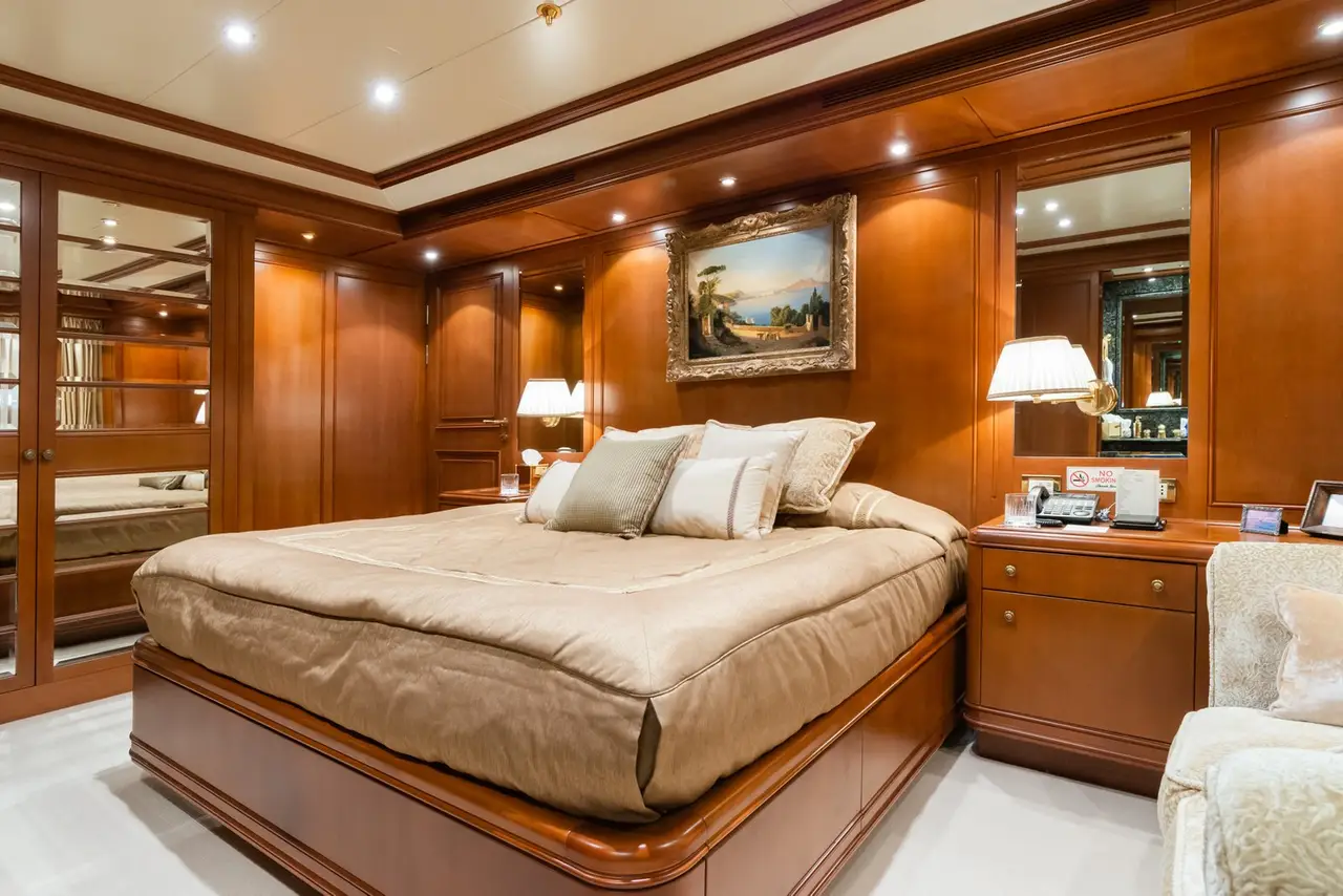Apogee, pont principal — Luxury Yachts St. Tropez, Saint-Tropez. 62 mètres pour une escale prolongée vers Porquerolles
