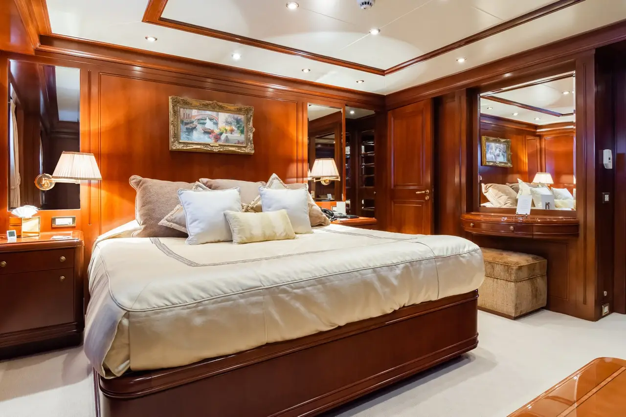 Apogee, pont arrière — Luxury Yachts St. Tropez, Saint-Tropez. 62 mètres pour une escale prolongée vers Porquerolles