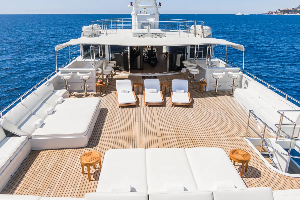 Apogee, salon — Luxury Yachts St. Tropez, Saint-Tropez. 62 mètres pour une escale prolongée vers Porquerolles