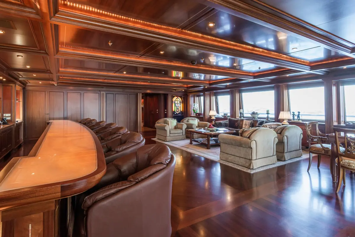 Apogee, cabine principale — Luxury Yachts St. Tropez, Saint-Tropez. 62 mètres pour une escale prolongée vers Porquerolles