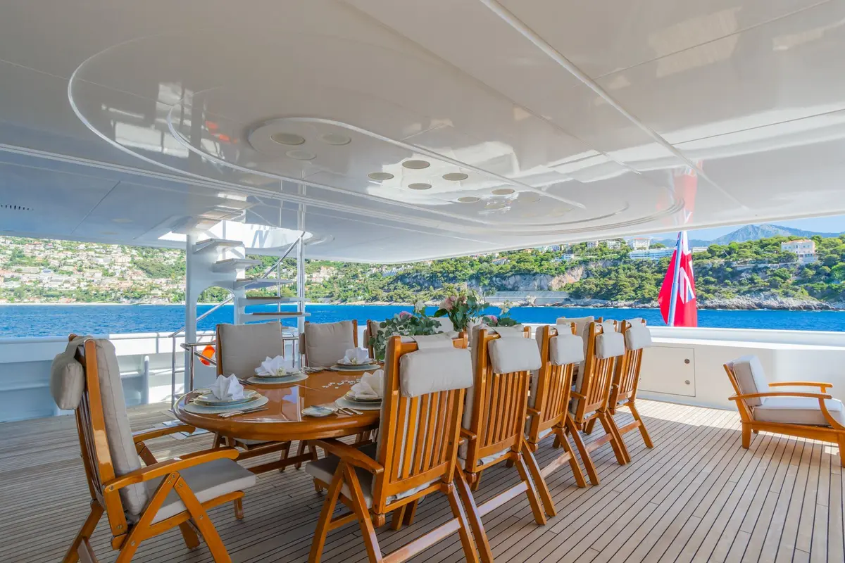 Apogee, flybridge — Luxury Yachts St. Tropez, Saint-Tropez. 62 mètres pour une escale prolongée vers Porquerolles