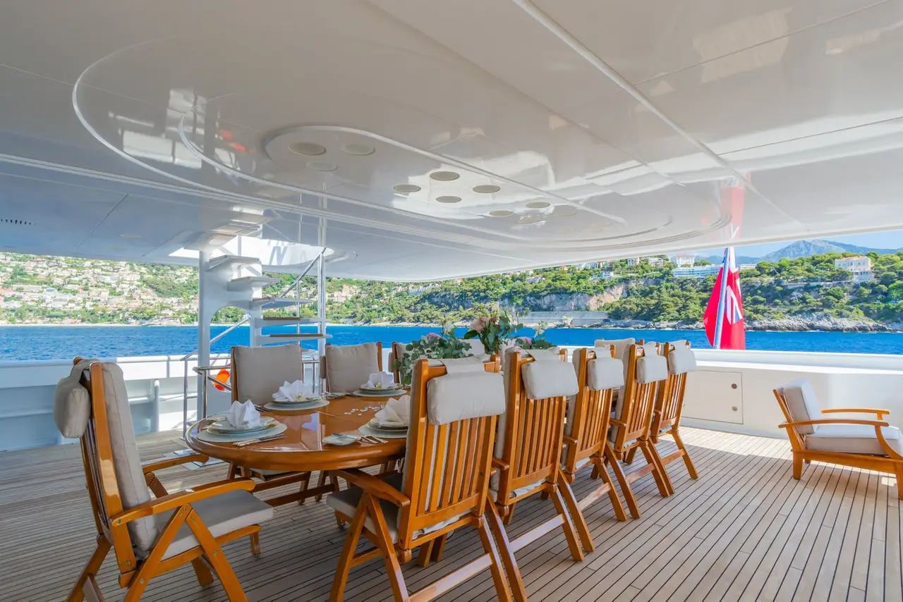 Apogee, flybridge — Luxury Yachts St. Tropez, Saint-Tropez. 62 mètres pour une escale prolongée vers Porquerolles