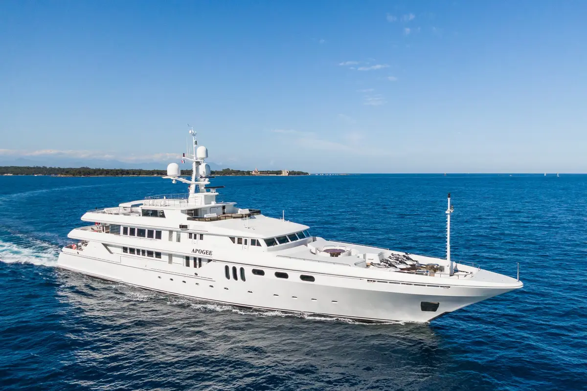 Apogee, extérieur — Luxury Yachts St. Tropez, Saint-Tropez. 62 mètres pour une escale prolongée vers Porquerolles