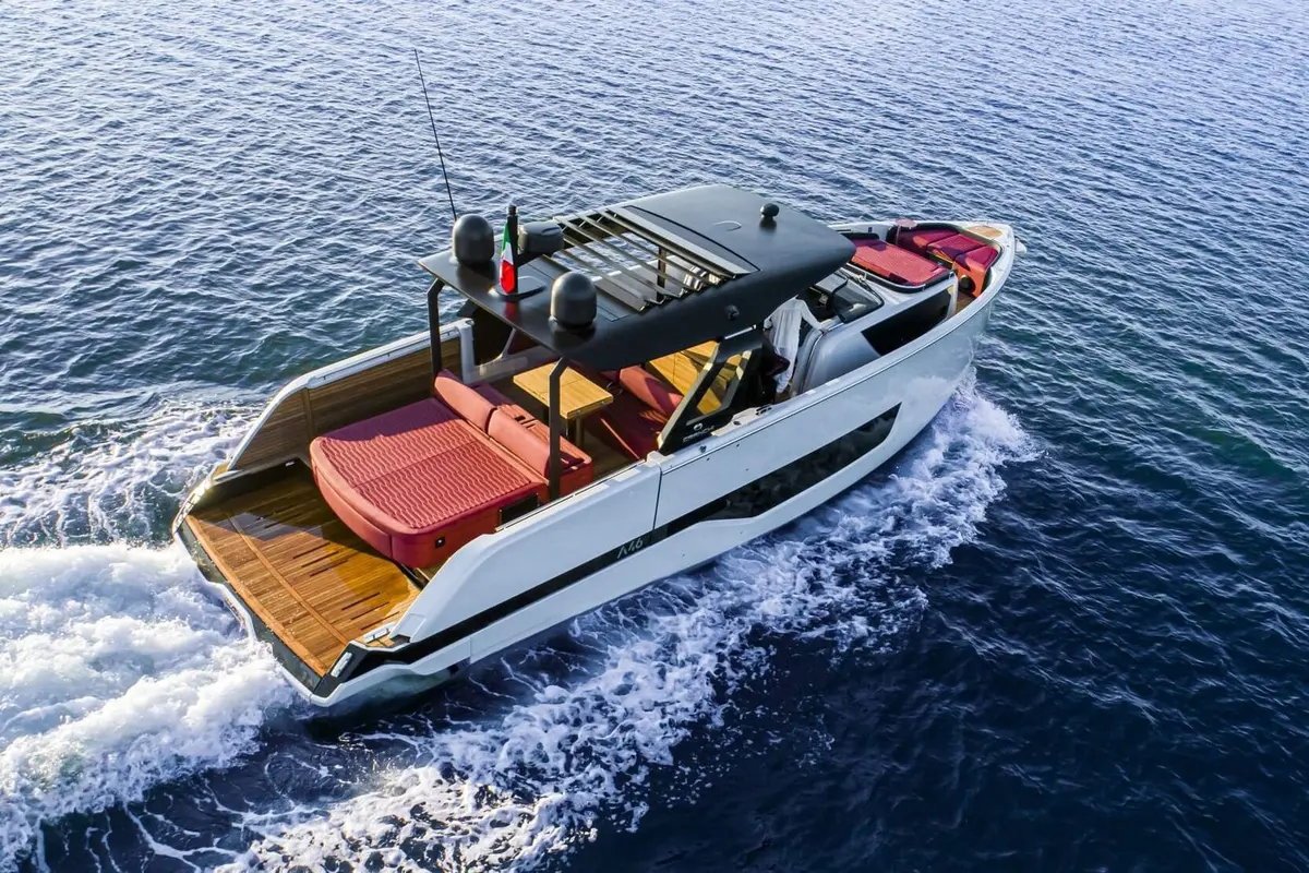 Cranchi A46 — Luxury Yachts St. Tropez, Сен-Тропе. Компактный корпус для дневных выходов к Панпелону