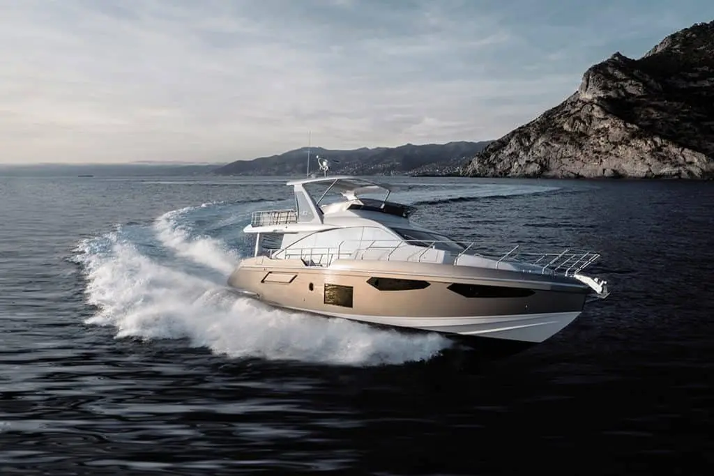 Cranchi A46, кормовая палуба — Luxury Yachts St. Tropez, Сен-Тропе. Компактный корпус для дневных выходов к Панпелону