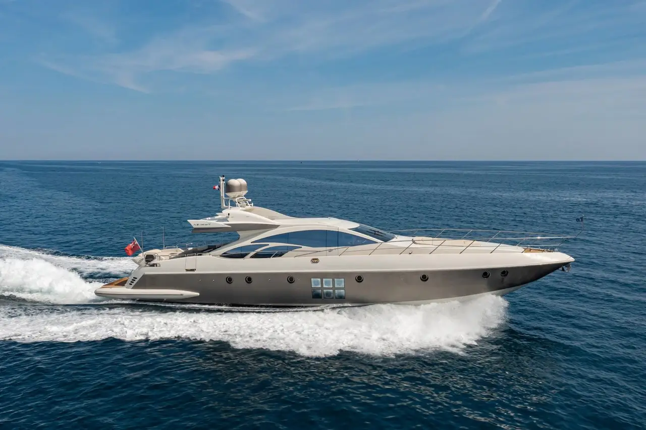 Cranchi A46, салон — Luxury Yachts St. Tropez, Сен-Тропе. Компактный корпус для дневных выходов к Панпелону