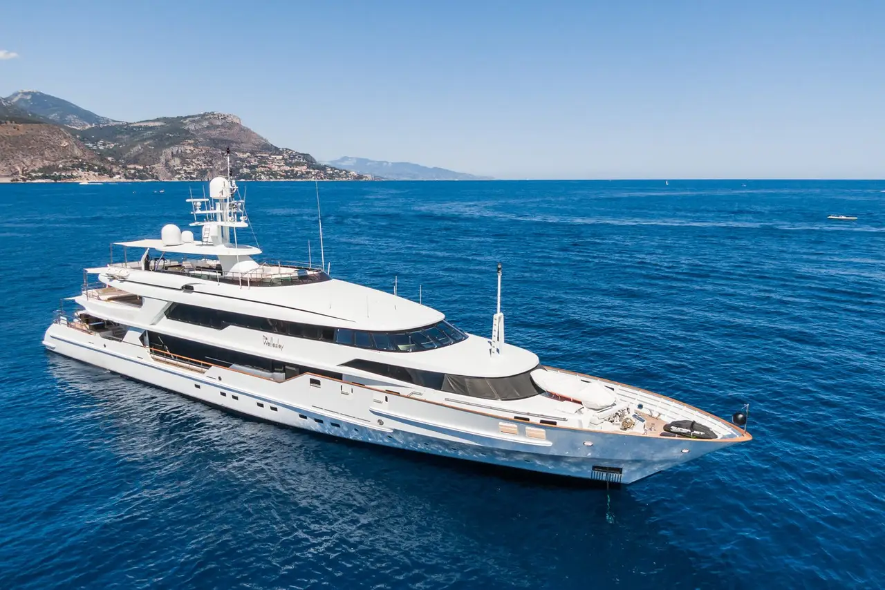 Cranchi A46, главная каюта — Luxury Yachts St. Tropez, Сен-Тропе. Компактный корпус для дневных выходов к Панпелону