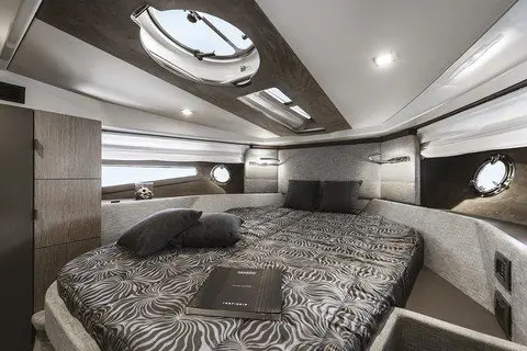 Cranchi M44 HT, pont principal — Luxury Yachts St. Tropez, Saint-Tropez. Escapade rapide entre golfe et criques de Pampelonne
