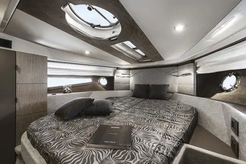 Cranchi M44 HT, pont principal — Luxury Yachts St. Tropez, Saint-Tropez. Escapade rapide entre golfe et criques de Pampelonne