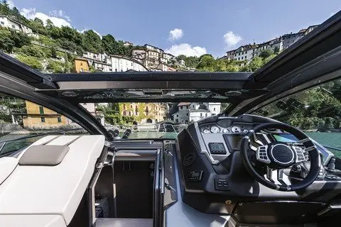 Cranchi M44 HT, pont arrière — Luxury Yachts St. Tropez, Saint-Tropez. Escapade rapide entre golfe et criques de Pampelonne