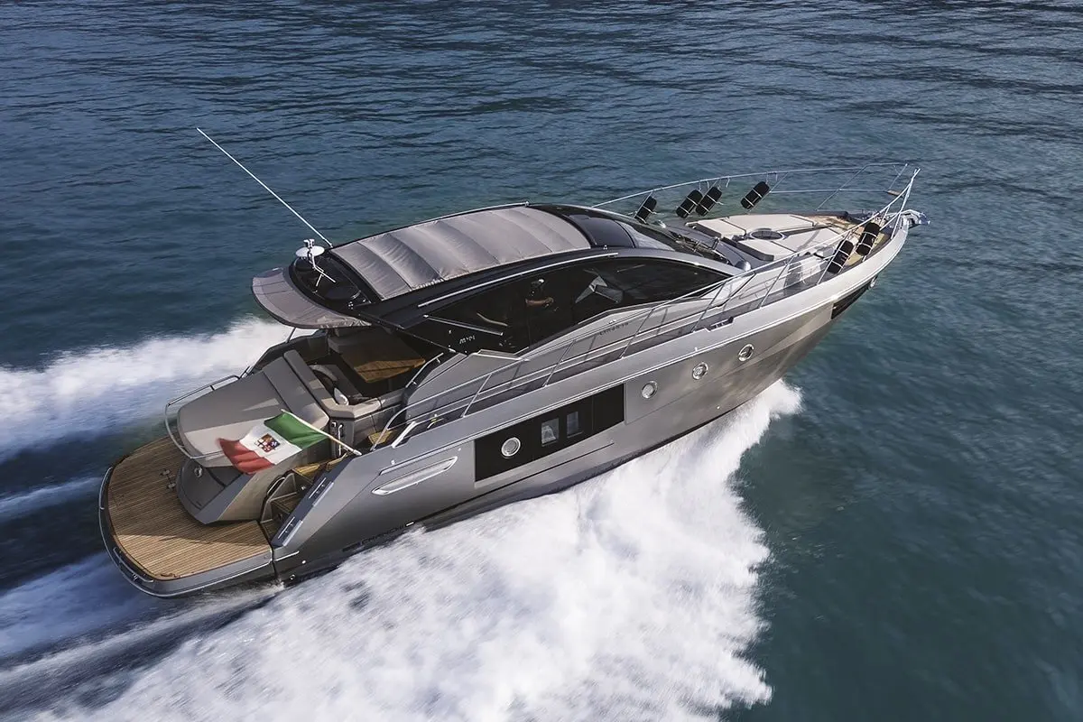 Cranchi M44 HT, salon — Luxury Yachts St. Tropez, Saint-Tropez. Escapade rapide entre golfe et criques de Pampelonne