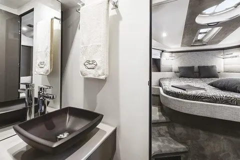 Cranchi M44 HT, cabine principale — Luxury Yachts St. Tropez, Saint-Tropez. Escapade rapide entre golfe et criques de Pampelonne