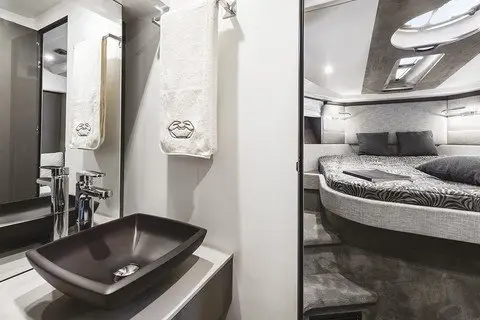 Cranchi M44 HT, cabine principale — Luxury Yachts St. Tropez, Saint-Tropez. Escapade rapide entre golfe et criques de Pampelonne