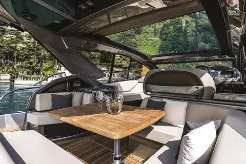 Cranchi M44 HT, flybridge — Luxury Yachts St. Tropez, Saint-Tropez. Escapade rapide entre golfe et criques de Pampelonne