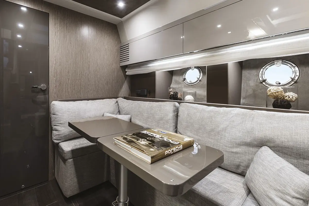 Cranchi M44 HT, extérieur — Luxury Yachts St. Tropez, Saint-Tropez. Escapade rapide entre golfe et criques de Pampelonne