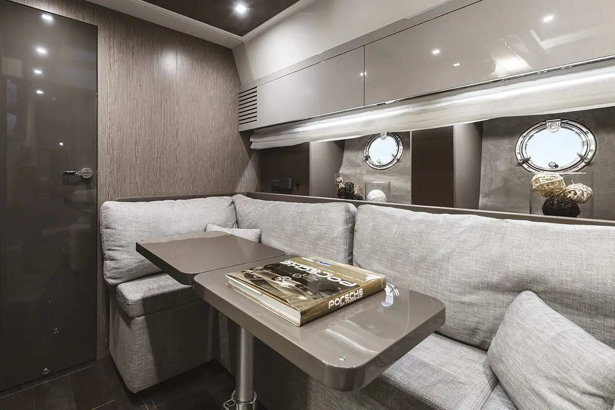 Cranchi M44 HT, extérieur — Luxury Yachts St. Tropez, Saint-Tropez. Escapade rapide entre golfe et criques de Pampelonne