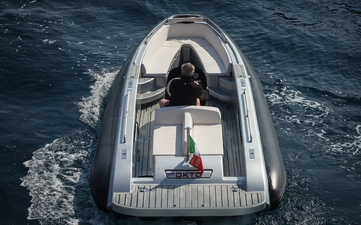 Dariel 7.5m, salon — Luxury Yachts St. Tropez, Saint-Tropez. Petit bateau vif pour filer vers Pampelonne l'après-midi
