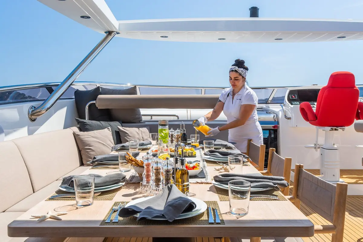 Dariel 7.5m, flybridge — Luxury Yachts St. Tropez, Saint-Tropez. Petit bateau vif pour filer vers Pampelonne l'après-midi