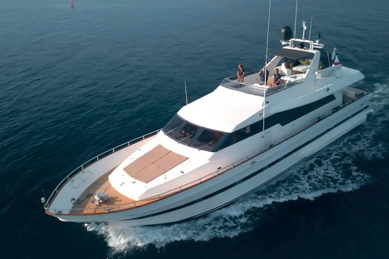 Falcon 80S, extérieur — Luxury Yachts St. Tropez, Saint-Tropez. Ligne racée, quatre cabines, taillée pour le golfe