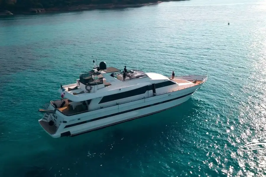 Falcon 80S, pont principal — Luxury Yachts St. Tropez, Saint-Tropez. Ligne racée, quatre cabines, taillée pour le golfe