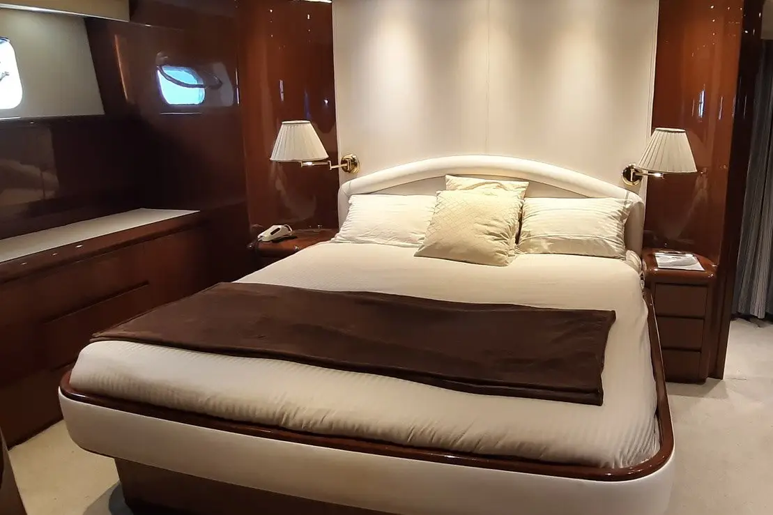Falcon 80S, pont arrière — Luxury Yachts St. Tropez, Saint-Tropez. Ligne racée, quatre cabines, taillée pour le golfe