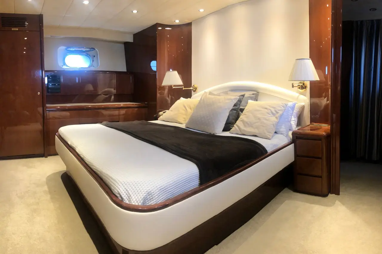 Falcon 80S, salon — Luxury Yachts St. Tropez, Saint-Tropez. Ligne racée, quatre cabines, taillée pour le golfe