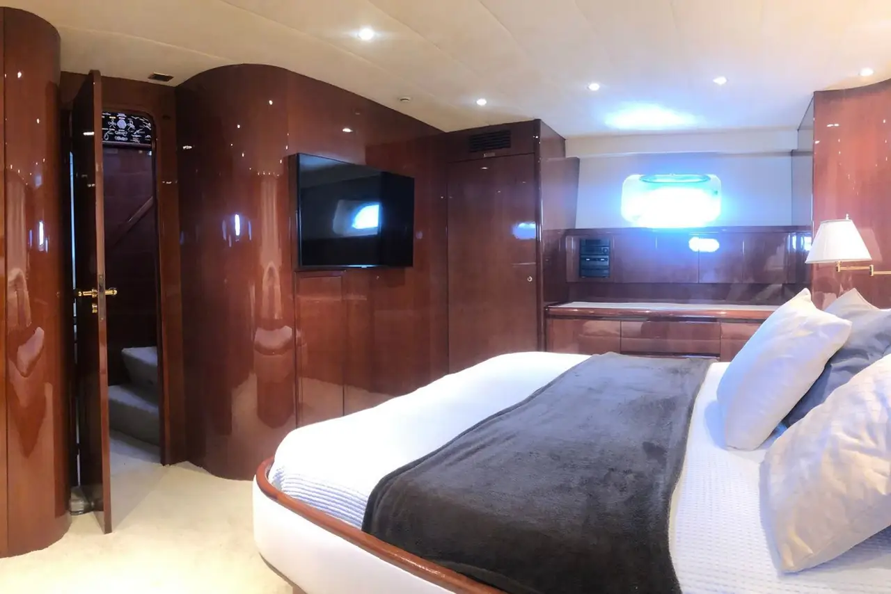Falcon 80S, cabine principale — Luxury Yachts St. Tropez, Saint-Tropez. Ligne racée, quatre cabines, taillée pour le golfe