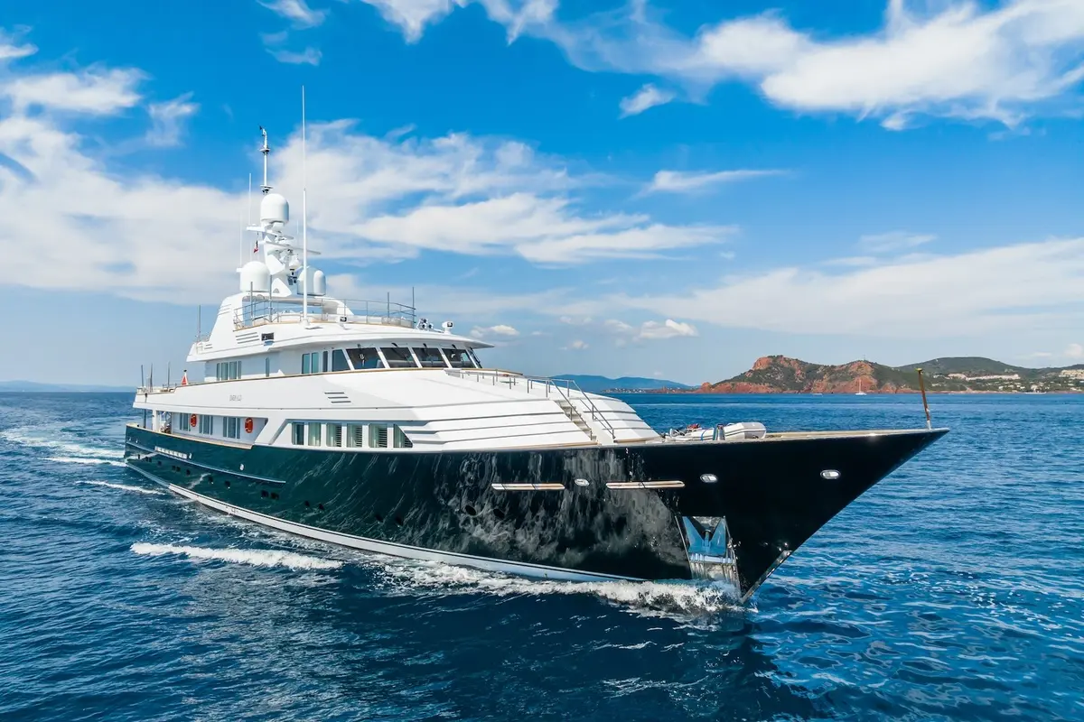 Emerald — Luxury Yachts St. Tropez, Saint-Tropez. Cinquante mètres pour rejoindre les Îles d'Hyères en douceur