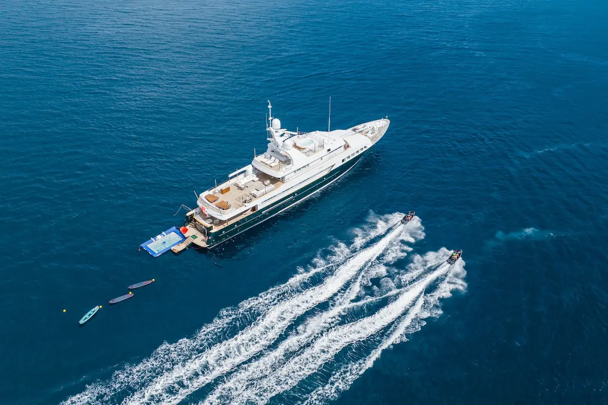 Emerald, extérieur — Luxury Yachts St. Tropez, Saint-Tropez. Cinquante mètres pour rejoindre les Îles d'Hyères en douceur