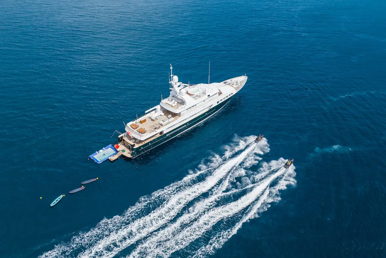 Emerald, extérieur — Luxury Yachts St. Tropez, Saint-Tropez. Cinquante mètres pour rejoindre les Îles d'Hyères en douceur