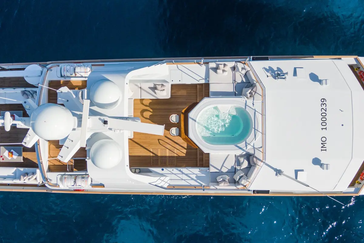 Emerald, pont principal — Luxury Yachts St. Tropez, Saint-Tropez. Cinquante mètres pour rejoindre les Îles d'Hyères en douceur