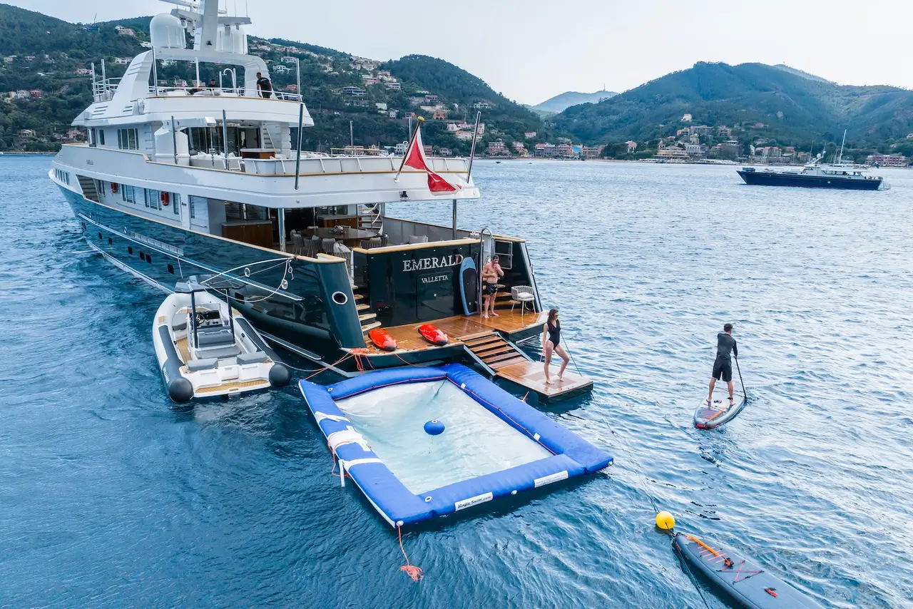 Emerald, pont arrière — Luxury Yachts St. Tropez, Saint-Tropez. Cinquante mètres pour rejoindre les Îles d'Hyères en douceur