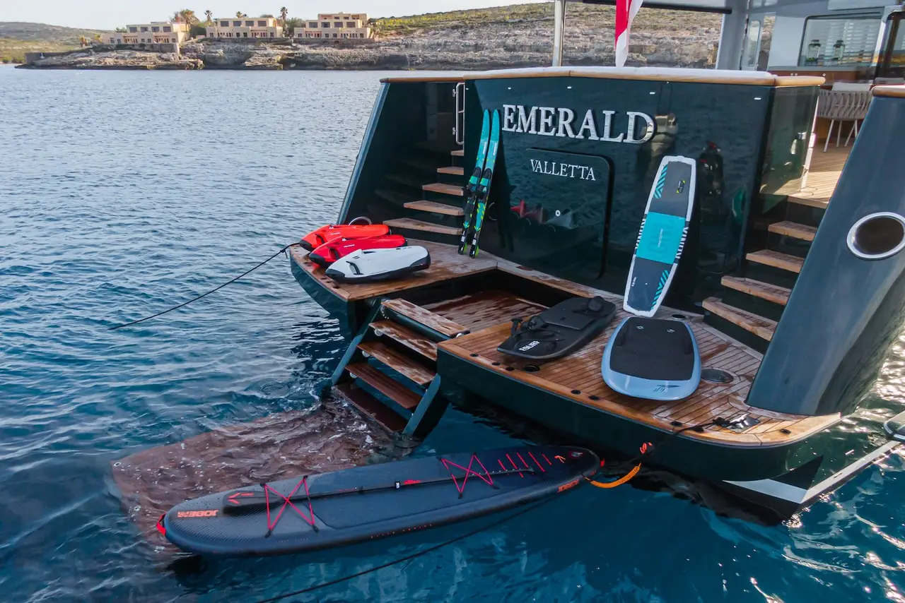Emerald, salon — Luxury Yachts St. Tropez, Saint-Tropez. Cinquante mètres pour rejoindre les Îles d'Hyères en douceur