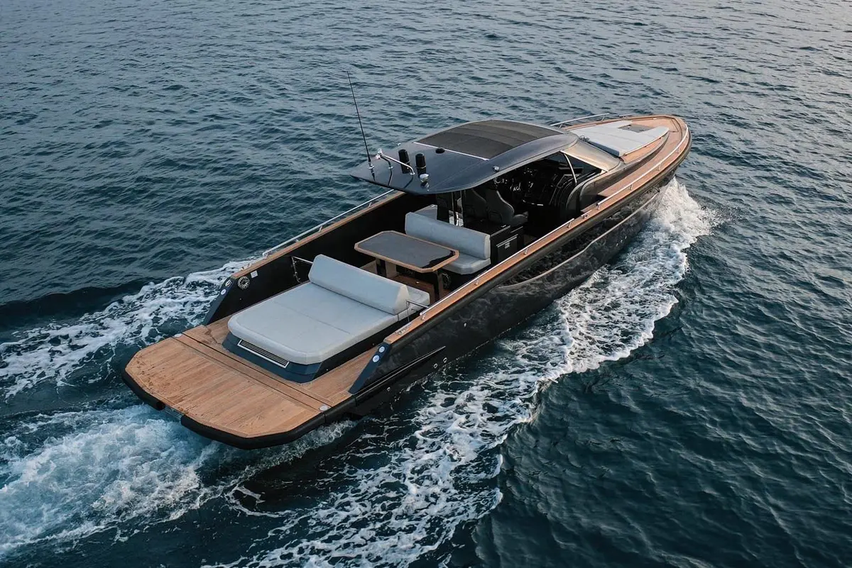 Forza 37 — Luxury Yachts St. Tropez, Saint-Tropez. De Pampelonne à Cap Taillat, sillage rapide et discret