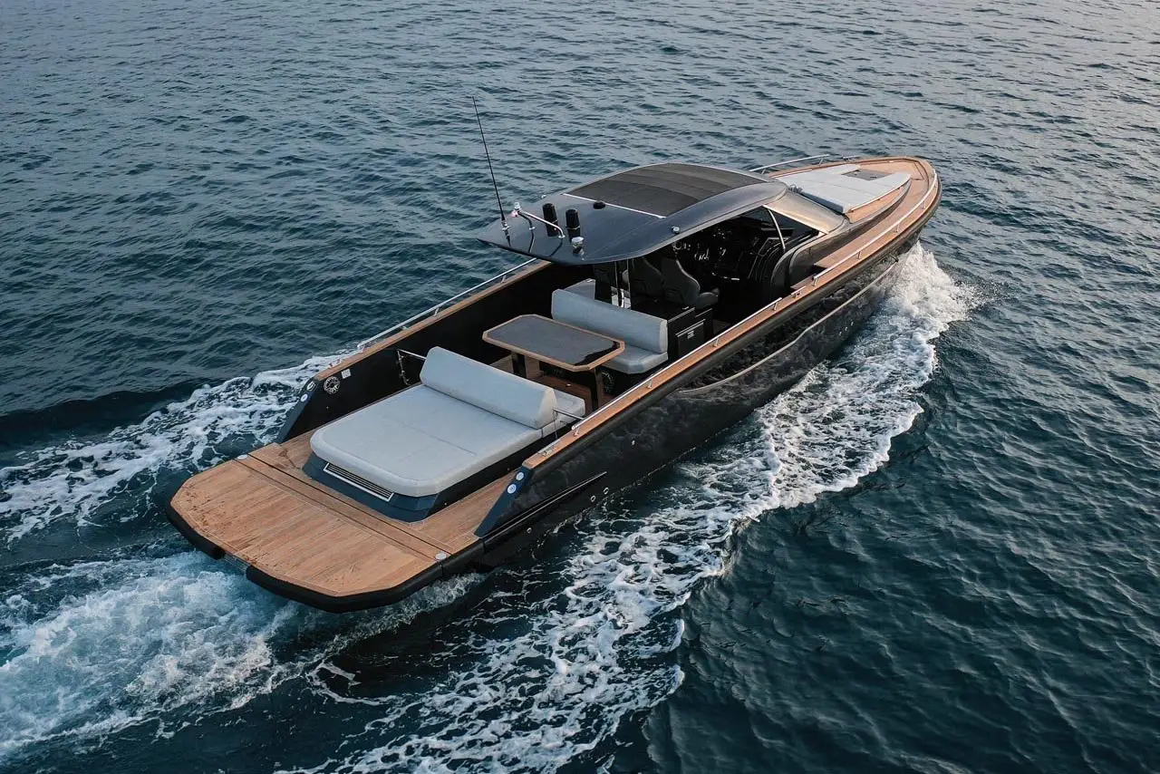 Forza 37 — Luxury Yachts St. Tropez, Saint-Tropez. De Pampelonne à Cap Taillat, sillage rapide et discret