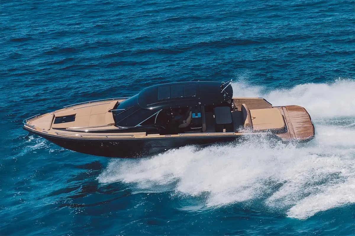 Forza 37, extérieur — Luxury Yachts St. Tropez, Saint-Tropez. De Pampelonne à Cap Taillat, sillage rapide et discret