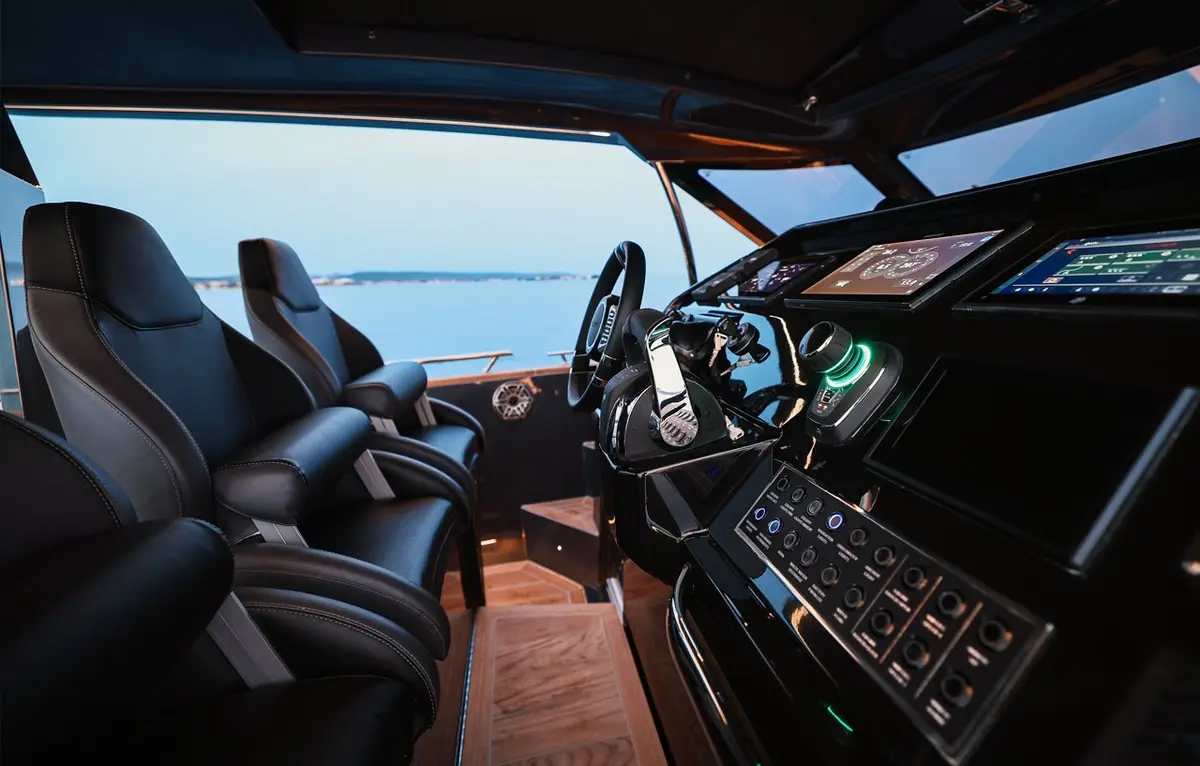 Forza 37, pont arrière — Luxury Yachts St. Tropez, Saint-Tropez. De Pampelonne à Cap Taillat, sillage rapide et discret
