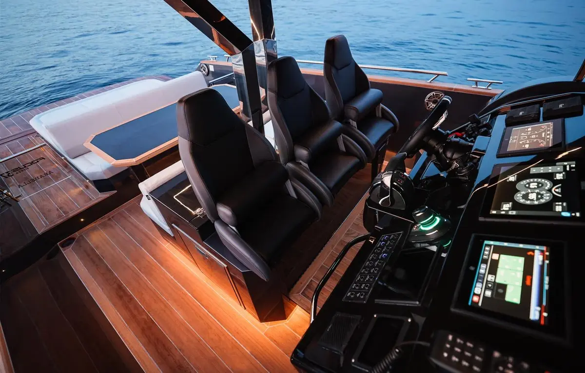 Forza 37, salon — Luxury Yachts St. Tropez, Saint-Tropez. De Pampelonne à Cap Taillat, sillage rapide et discret