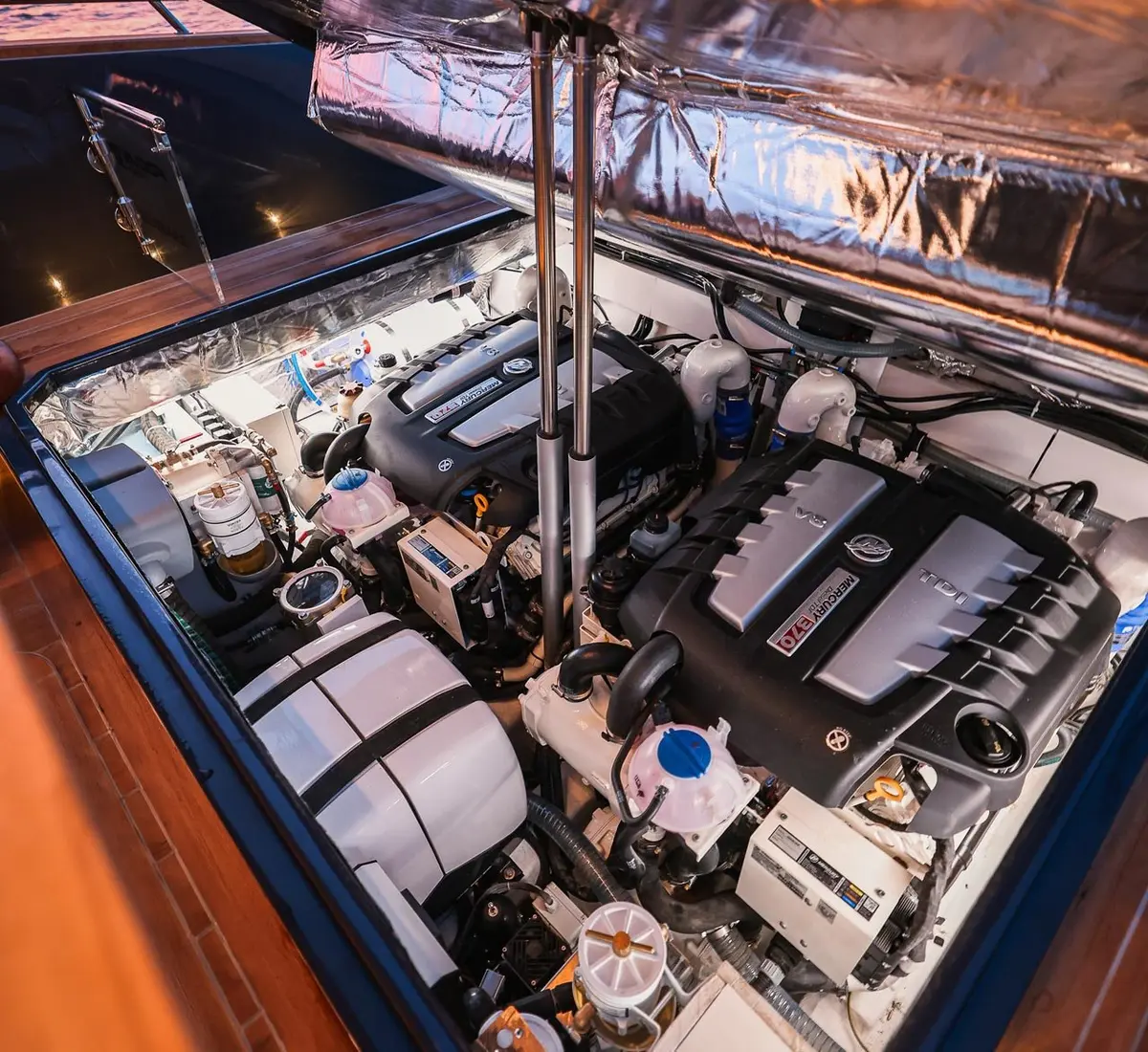 Forza 37, cabine principale — Luxury Yachts St. Tropez, Saint-Tropez. De Pampelonne à Cap Taillat, sillage rapide et discret