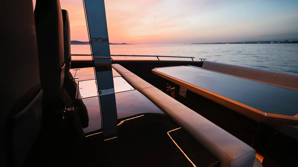 Forza 37, flybridge — Luxury Yachts St. Tropez, Saint-Tropez. De Pampelonne à Cap Taillat, sillage rapide et discret