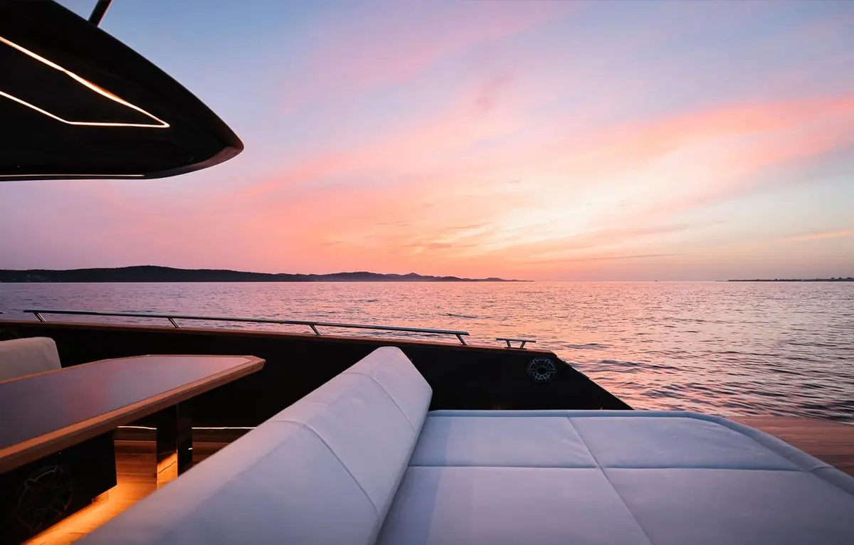 Forza 37, extérieur — Luxury Yachts St. Tropez, Saint-Tropez. De Pampelonne à Cap Taillat, sillage rapide et discret