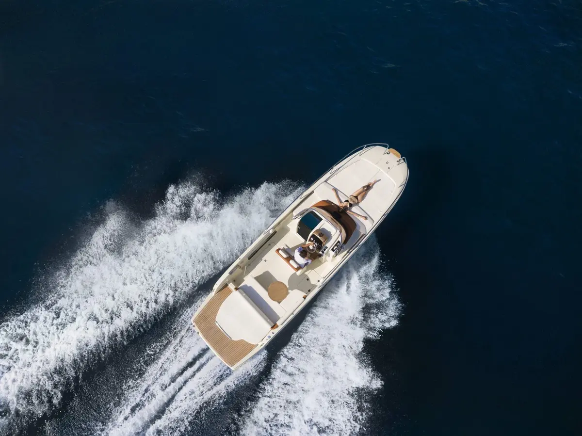 Invictus 280, extérieur — Luxury Yachts St. Tropez, Saint-Tropez. De Pampelonne à Cap Taillat en une matinée légère