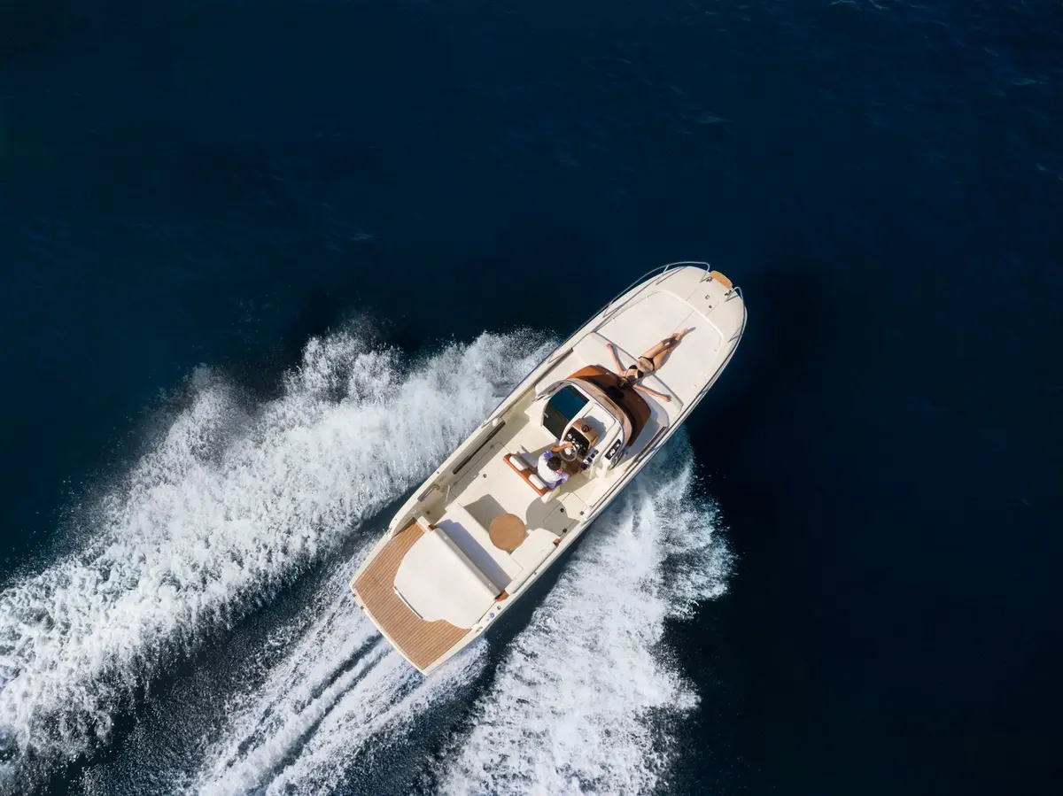 Invictus 280, pont principal — Luxury Yachts St. Tropez, Saint-Tropez. De Pampelonne à Cap Taillat en une matinée légère