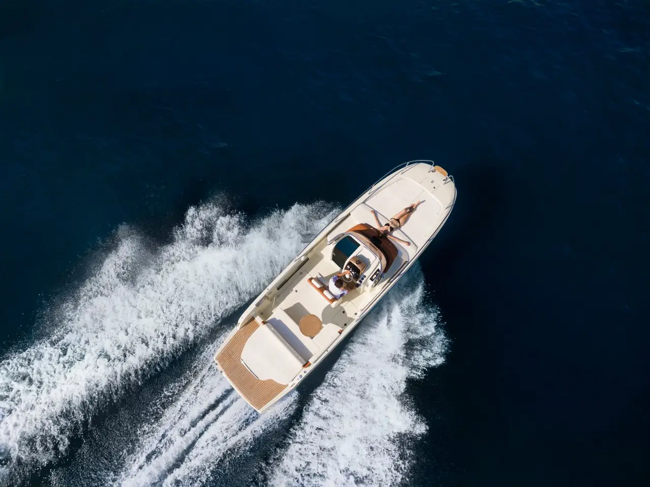 Invictus 280, pont principal — Luxury Yachts St. Tropez, Saint-Tropez. De Pampelonne à Cap Taillat en une matinée légère