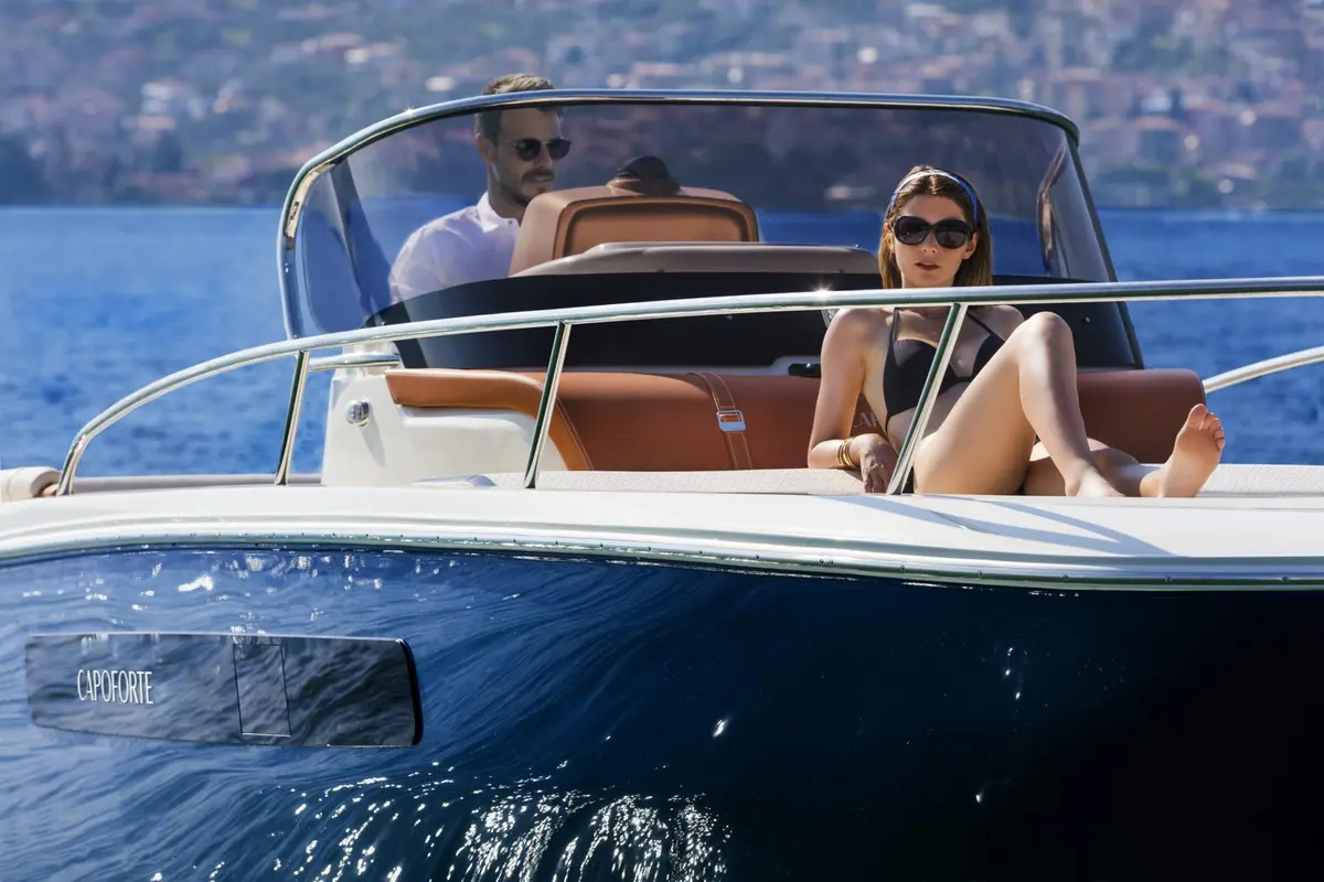 Invictus 280, pont arrière — Luxury Yachts St. Tropez, Saint-Tropez. De Pampelonne à Cap Taillat en une matinée légère