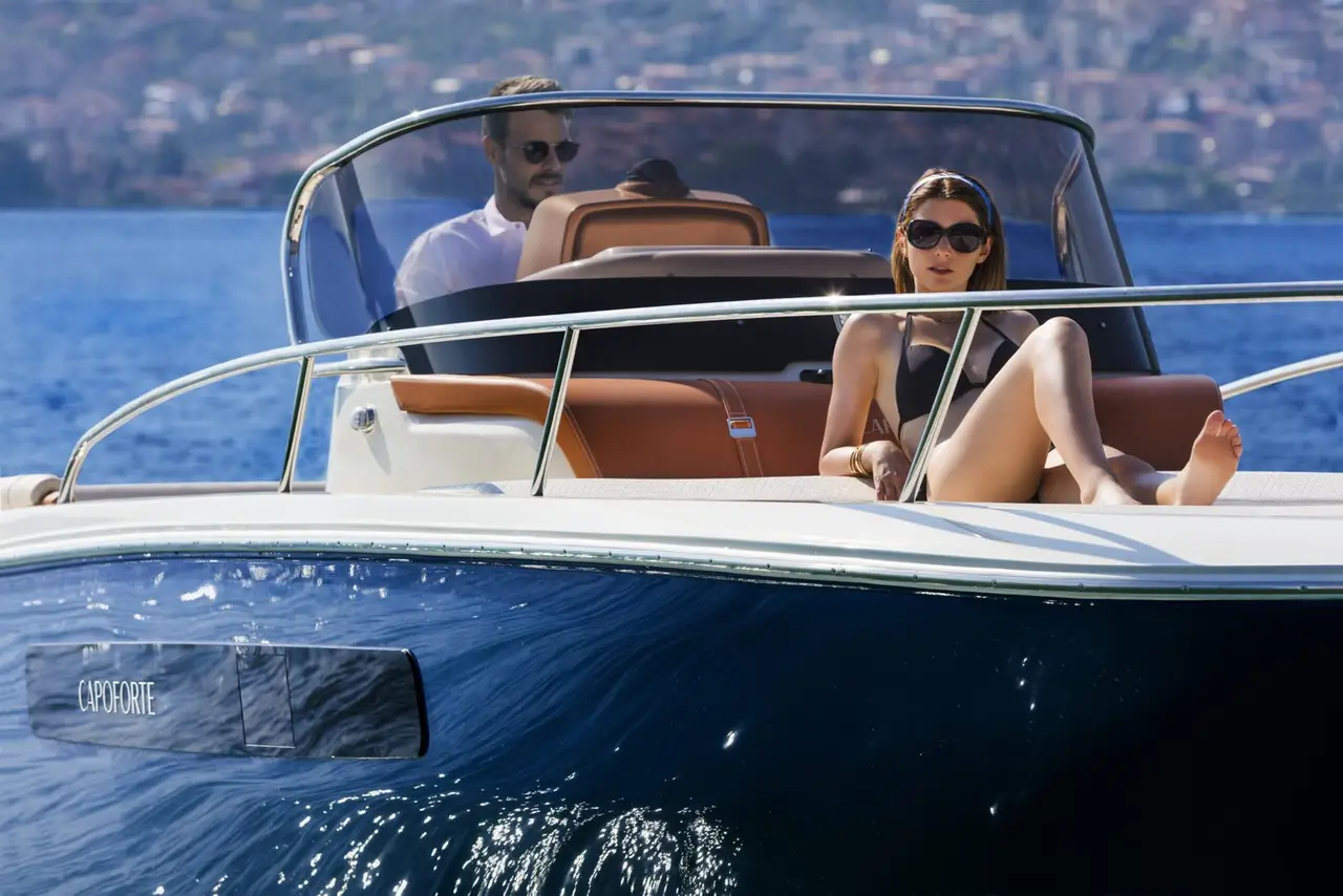 Invictus 280, pont arrière — Luxury Yachts St. Tropez, Saint-Tropez. De Pampelonne à Cap Taillat en une matinée légère