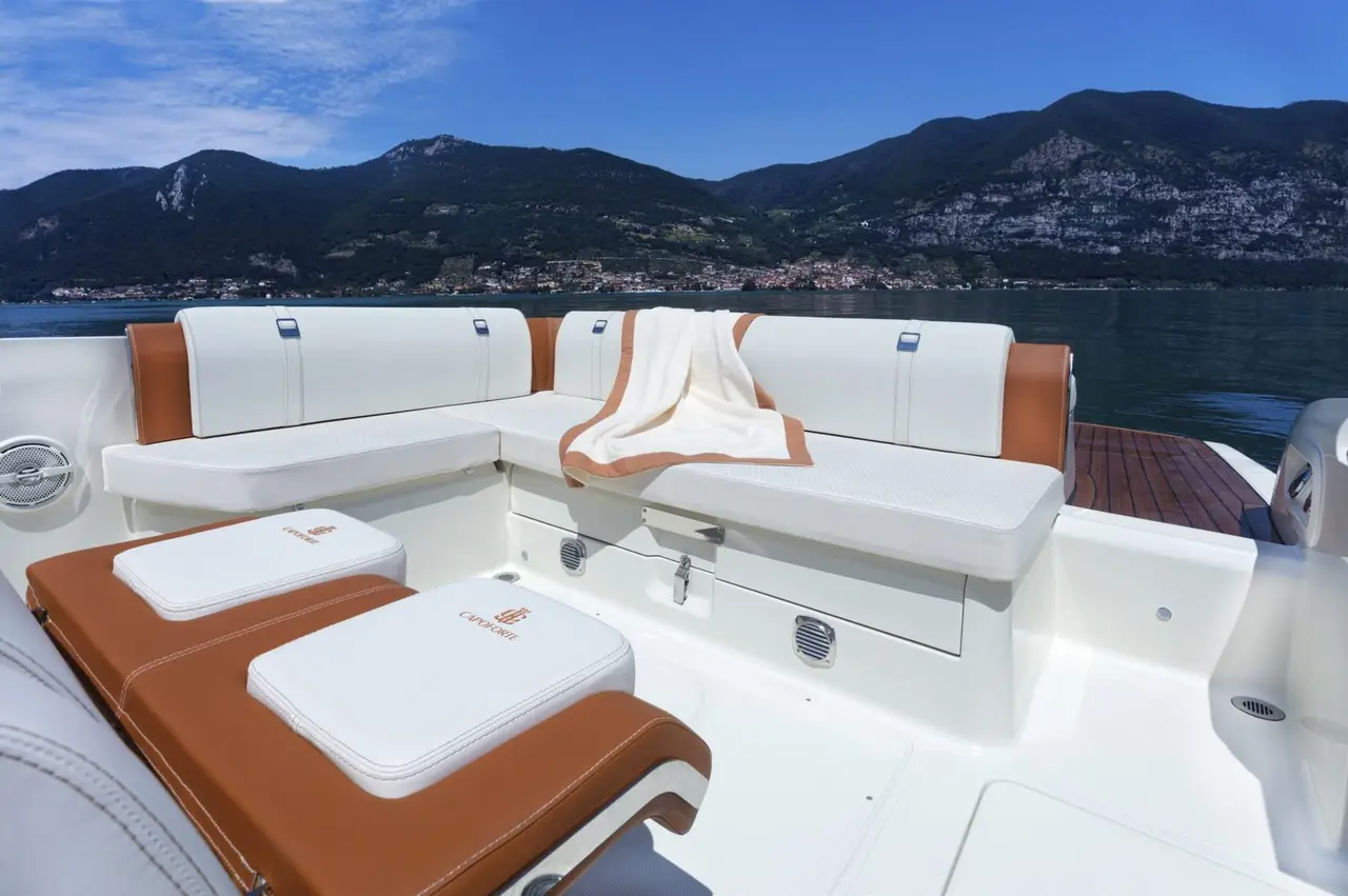 Invictus 280, cabine principale — Luxury Yachts St. Tropez, Saint-Tropez. De Pampelonne à Cap Taillat en une matinée légère