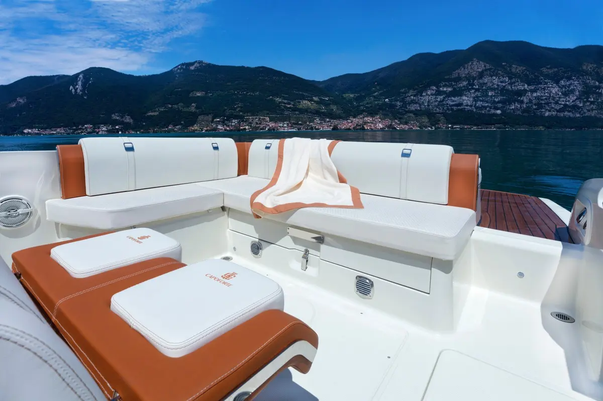 Invictus 280, flybridge — Luxury Yachts St. Tropez, Saint-Tropez. De Pampelonne à Cap Taillat en une matinée légère